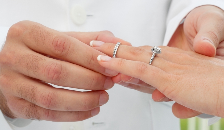 помолвка фотосессия. дарит обручальное кольцо. кольцо для девушки. предложение руки и сердца. свадебные кольца на пальцах.