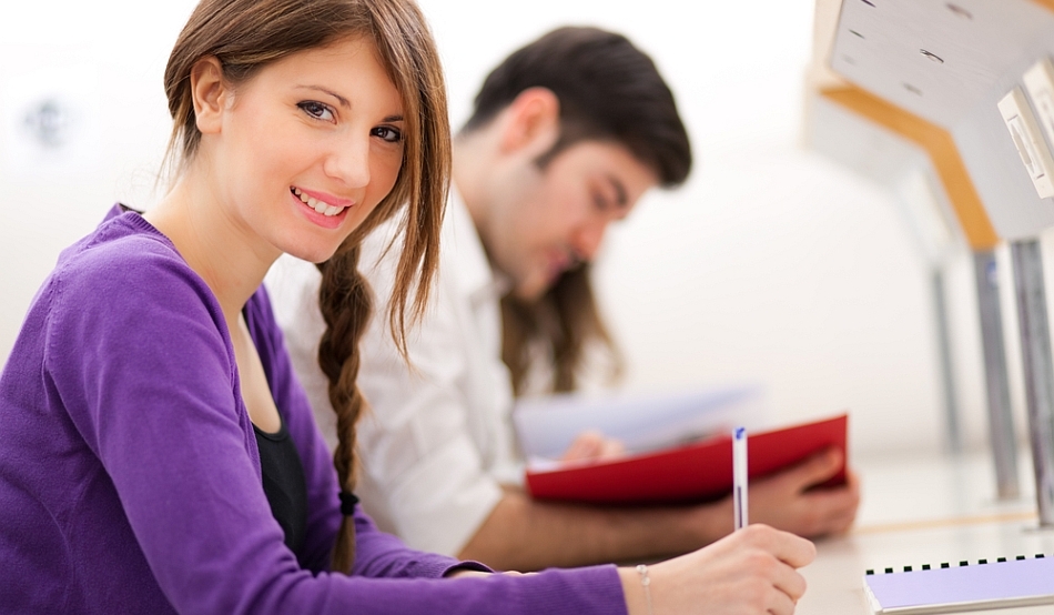 успешная женщина. женщина в офисе. офисный работник. работник и работодатель. менеджер по персоналу.