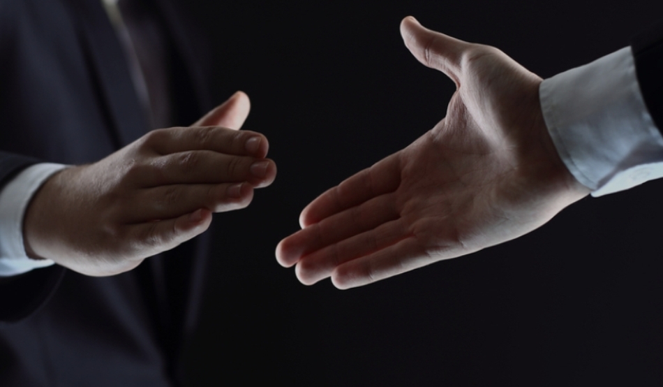 Как правильно заполнить протокол разногласий к договору образец. Спор людей. Конфликт. Парни спорят. Протокол разногласий к договору энергоснабжения.