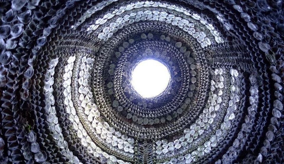 Shell Grotto Panel ''The Shell Grotto'', peştera care îi fascinează pe toţi cei care intră ...