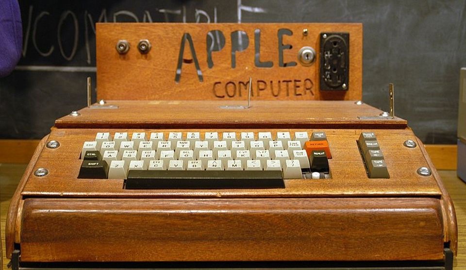 Exclamation point Messenger violence Povestea din spatele primului computer Apple-1. Dispozitivul a fost creat  manual de către Steve Wozniak şi vândut cu 666 de dolari