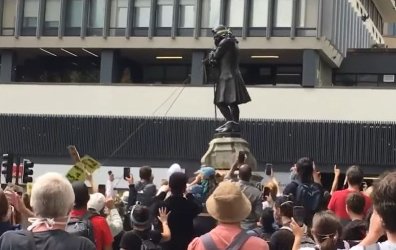 Top 10 momente în istorie când statuile unor figuri celebre au fost dărâmate