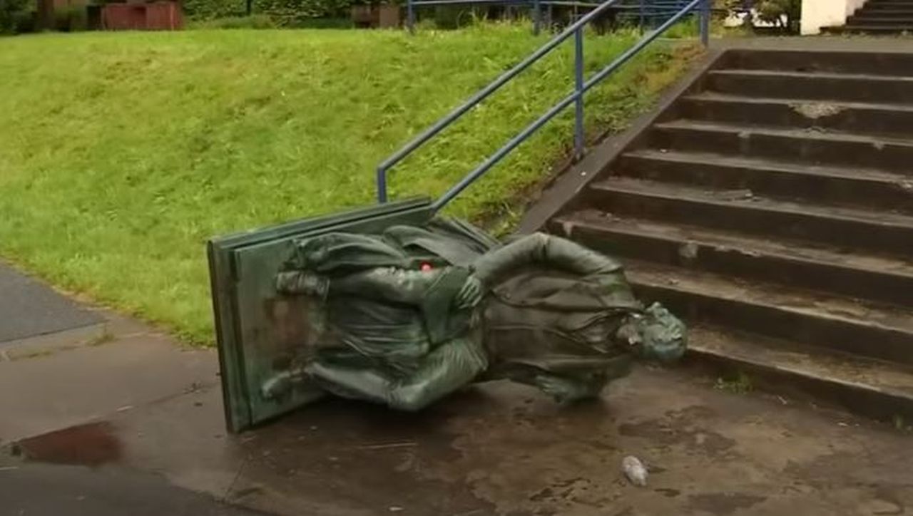 Top 10 momente în istorie când statuile unor figuri celebre au fost dărâmate