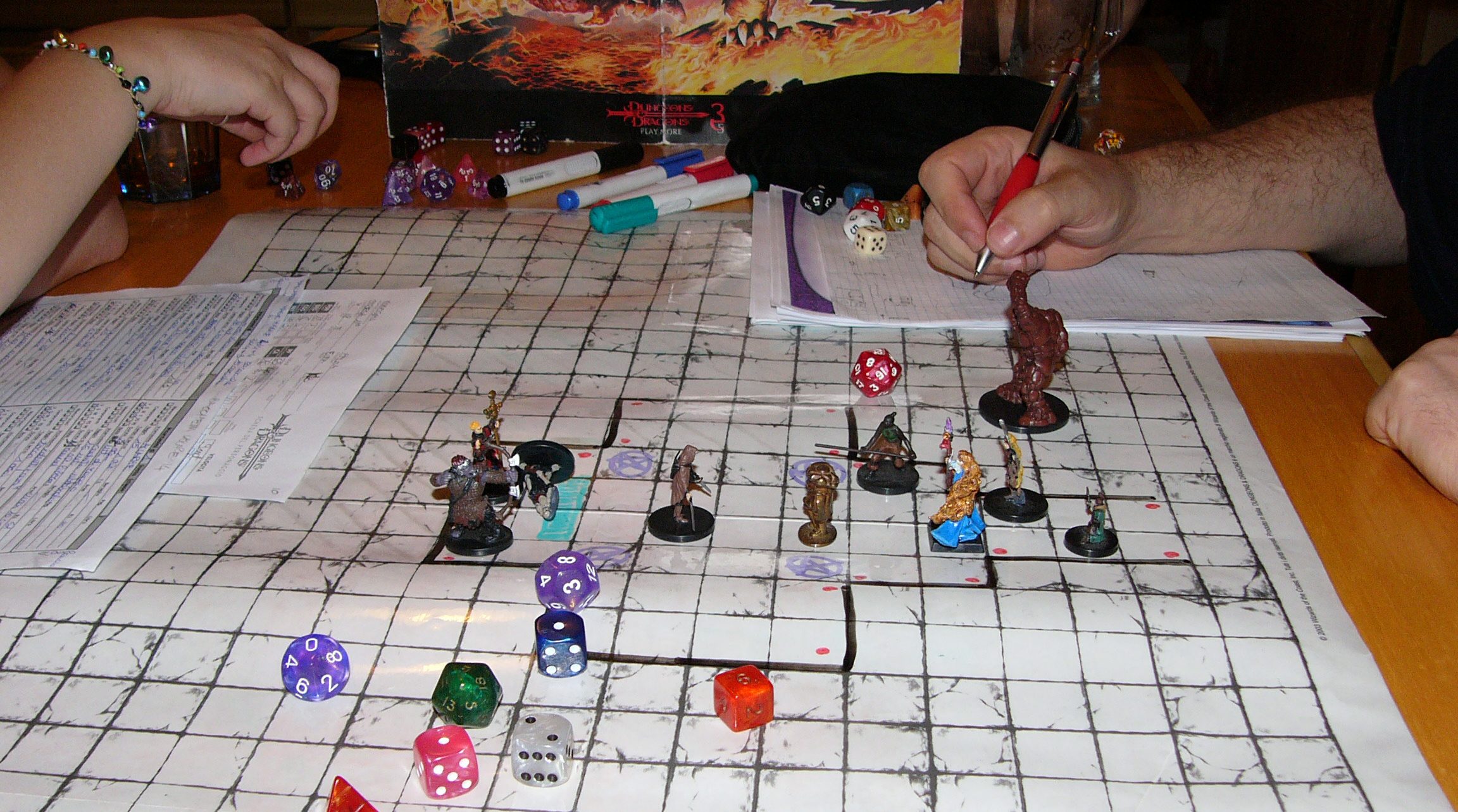 Днд сессия. Dungeons Dragons игра. Dungeons Dragons настолка. НРИ Dungeon and Dragons. Драконы подземелий (Dungeons and Dragons).