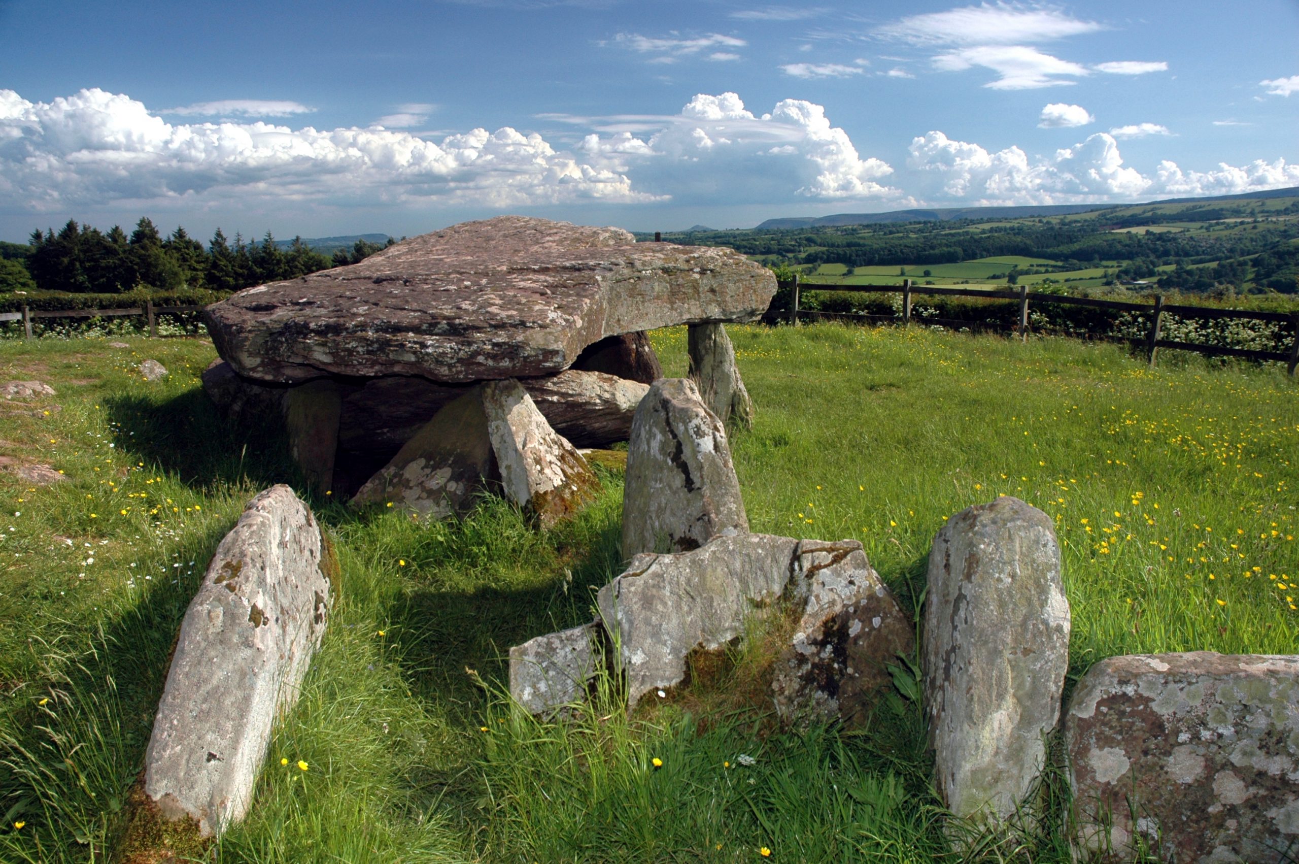 Камень легендарного. Камень Артура в Уэльсе. Неолитический памятник Саксонии Анхальта. Камень короля Артура в Уэльсе фото.
