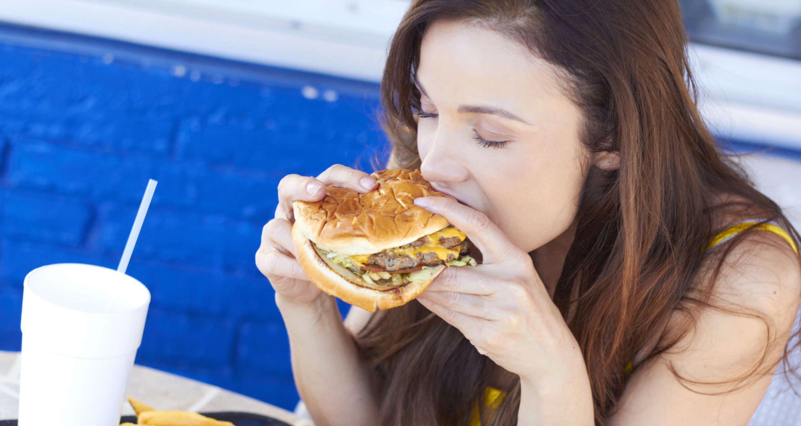 Человек с едой. Девушка ест. Девушка перекус. Блогер женщина которая ест на камеру. Девушка ест.