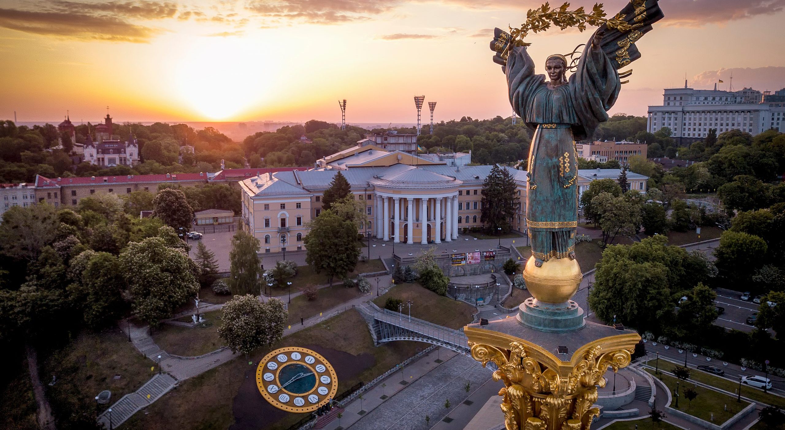 киев дом правительства. здание правительства украины. фото киева ноябрь 2022. крещатик площадь независимости. центры принятия решений в киеве на карте.