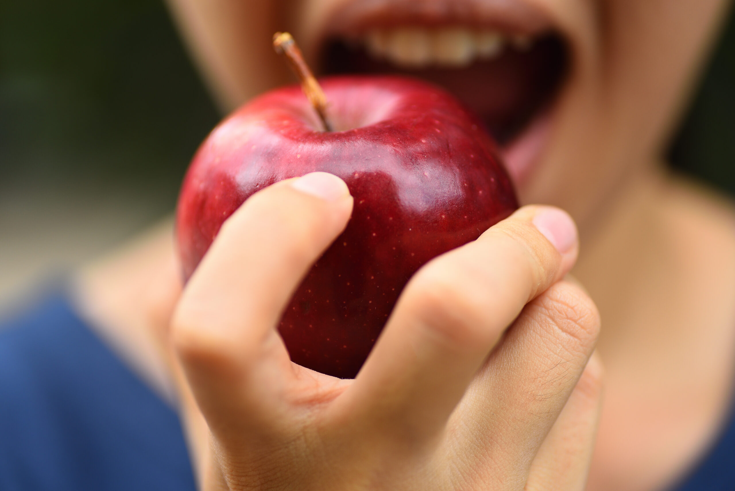Приснилось есть яблоко. Человек надкусывает яблоко. Кушает яблоко. Яблоки скушать. Человек ест яблоко.