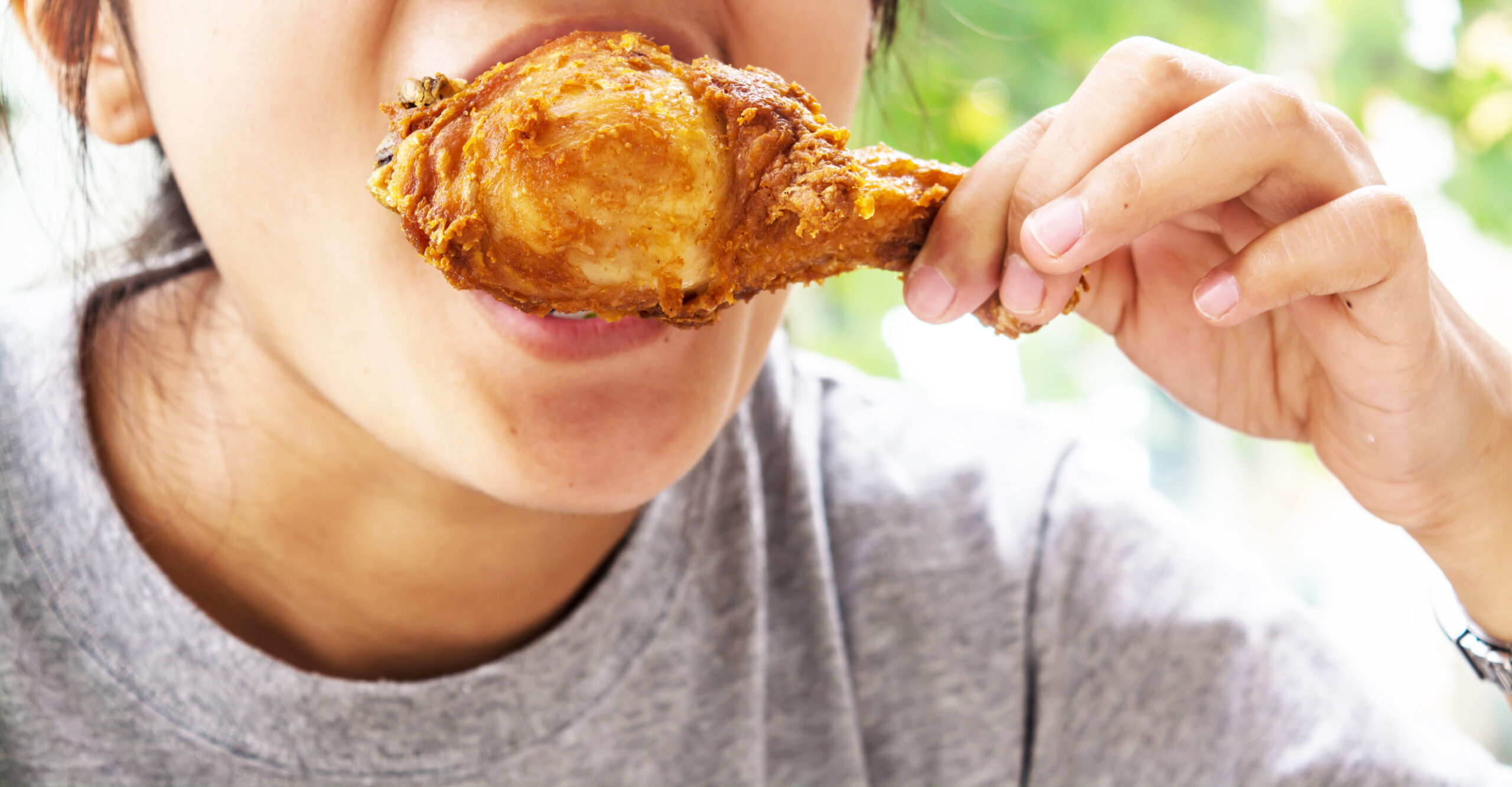 Eating chicken. Девушка есть чикен. People eat fried chicken. Chicken eating chicken. Eat fried food.