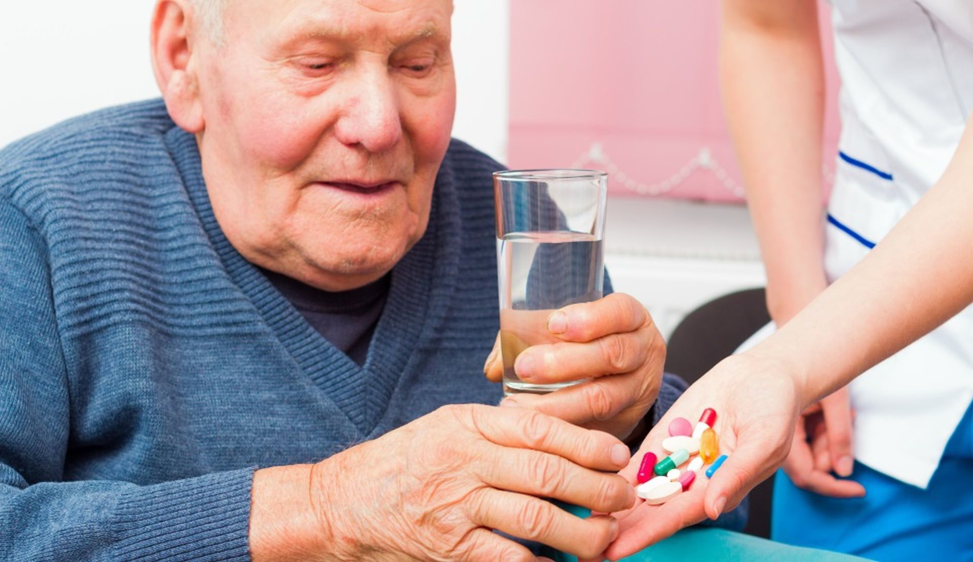 Препараты для пожилых мужчин. Пожилые люди и лекарства. Лекарства для пожилых. Старик с таблетками. Таблетки для пожилых.