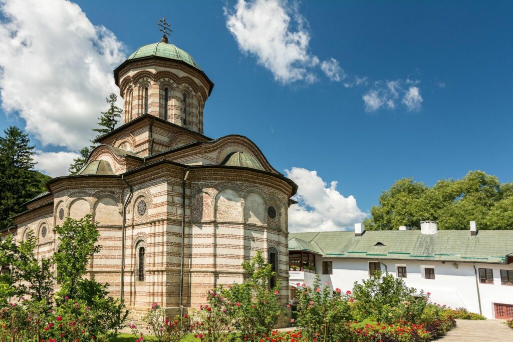 înmormântat la Mănăstirea Cozia