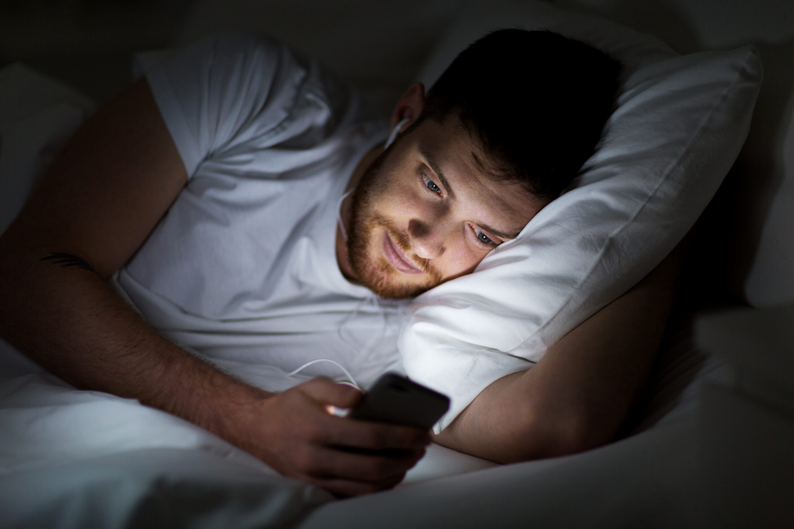 Во сне хочу купить. Человек лежит на кровати с телефоном. Человек в телефоне ночью. Человек с телефоном в кровати.