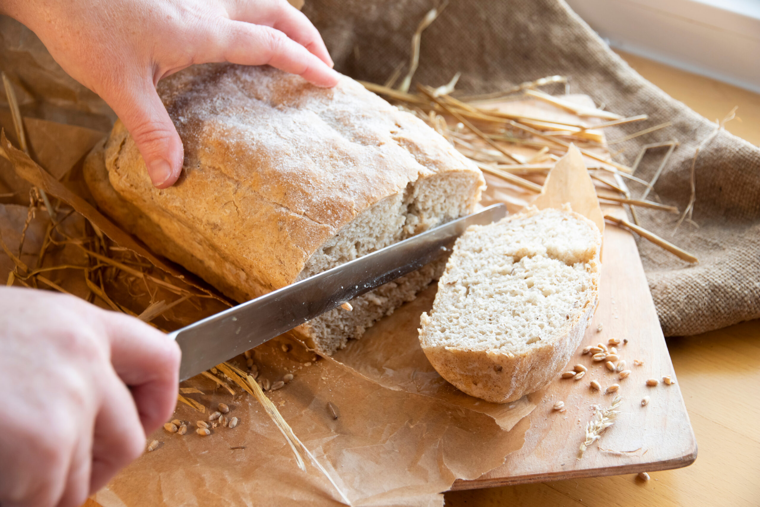 Ночью ем хлеб. Черствый хлеб. Полезный хлеб. Кушать хлеб. Хлеб целебный.