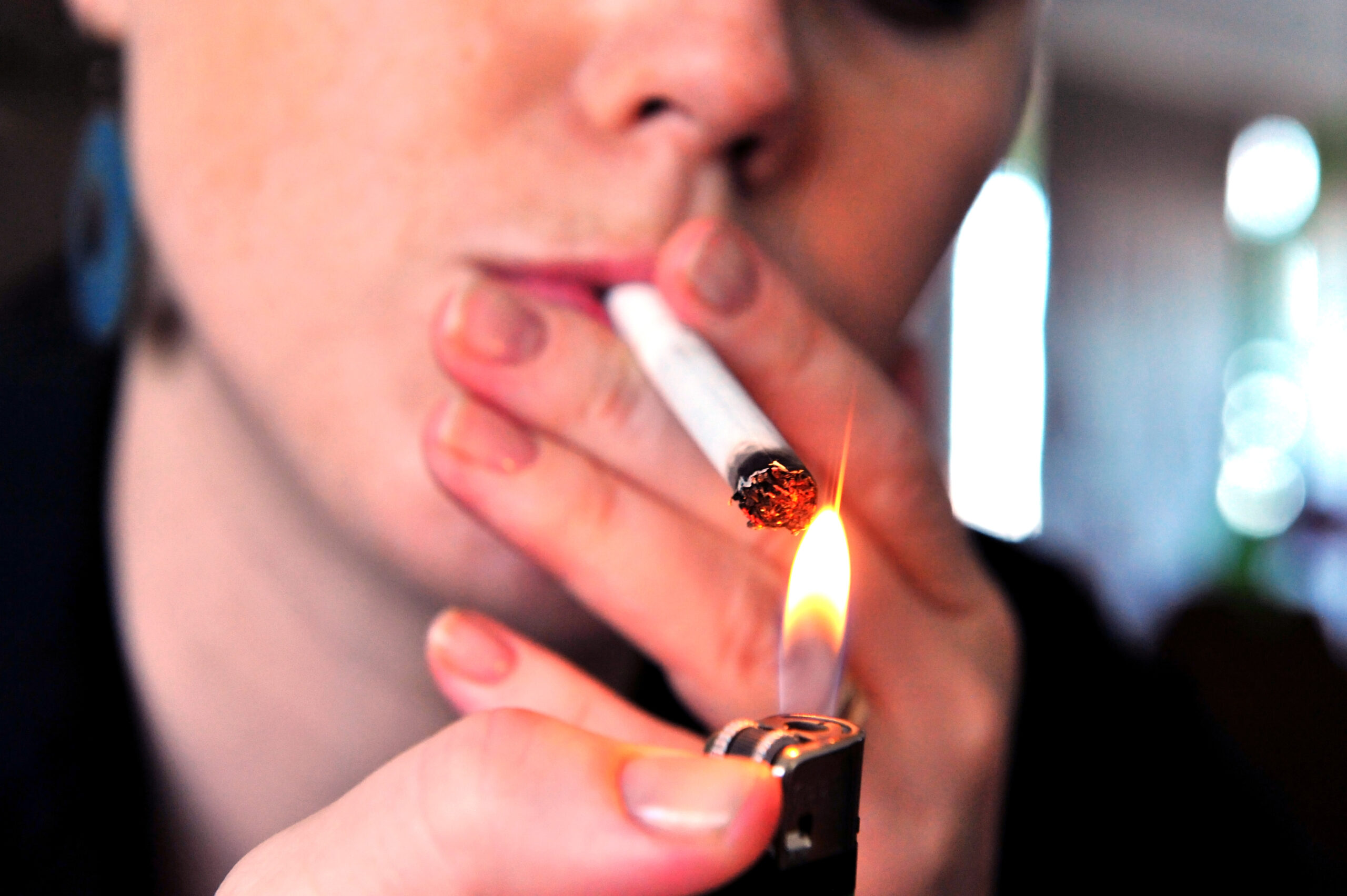 Курят ли православные. Человек прикуривает сигарету. Зажженная сигарета. Что поджигается у сигареты.