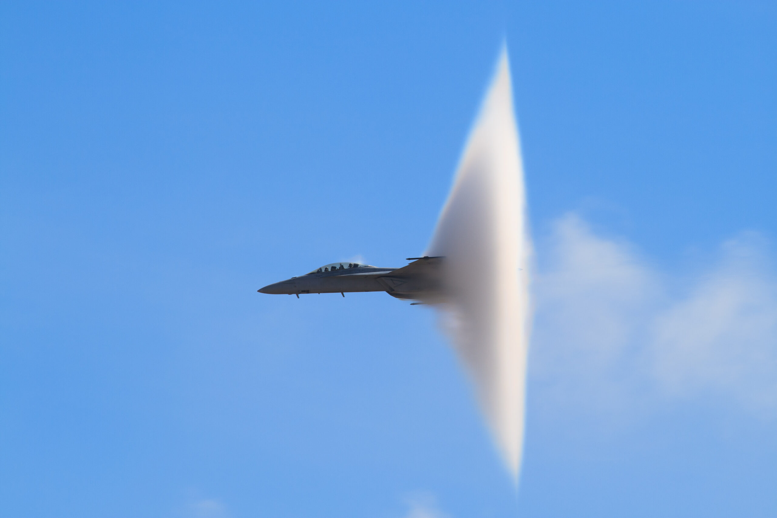 Скорость звука реактивного самолета. Су 34 эффект Прандтля Глоерта. Эффект Прандтля Глоерта Су-57. Сверхзвуковой истребитель звуковой барьер. Су 57 преодолевает сверхзвуковой барьер.