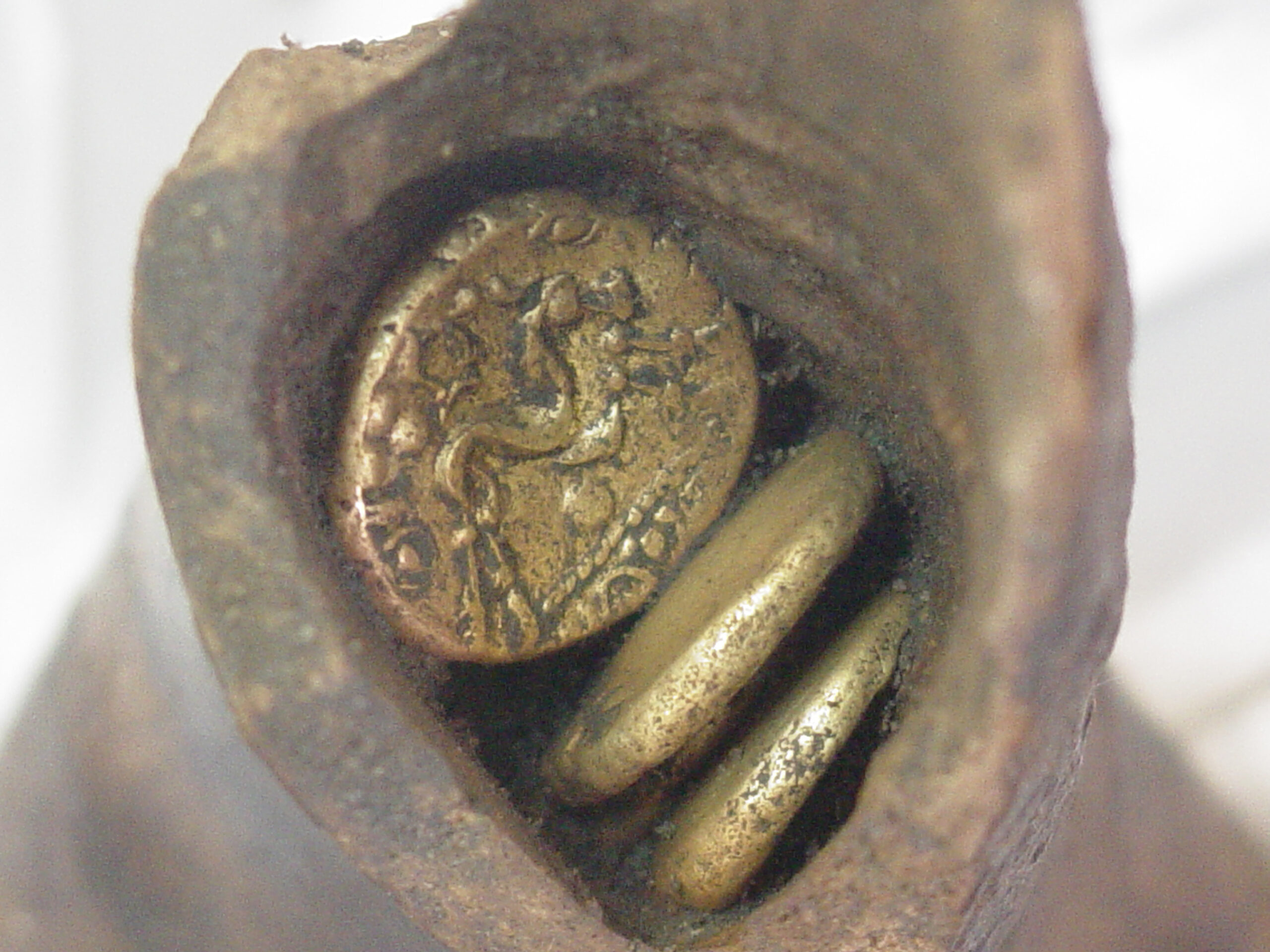 В каком году нашли первое золото. Золотые находки кладоискателей. Находки золотых монет. Средневековые находки кладоискателей. Закладные монеты.