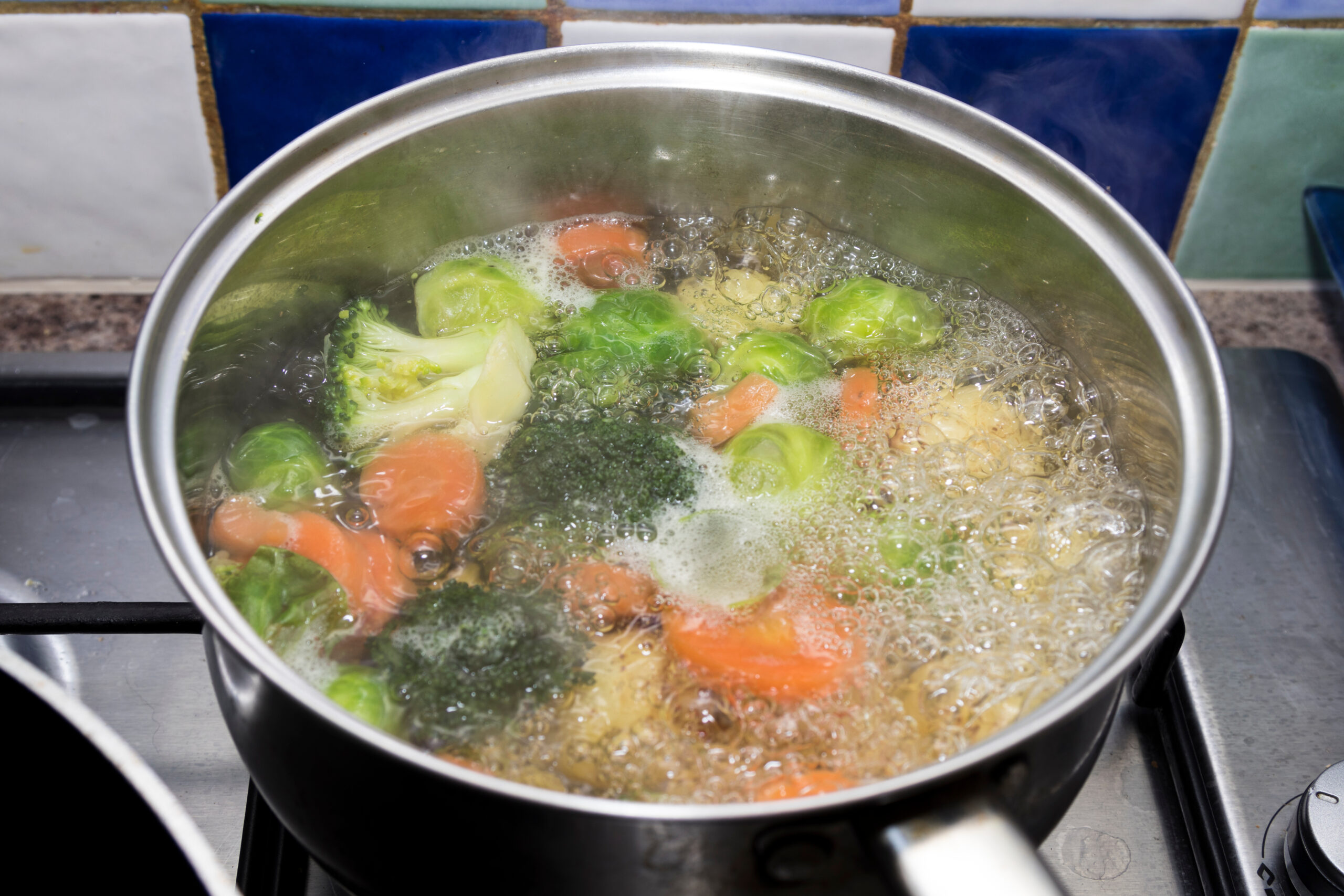 И залить водой и варить. Овощи в кастрюле. Вареные овощи. Вареные овощи в кастрюле. Овощи в кипящей воде.