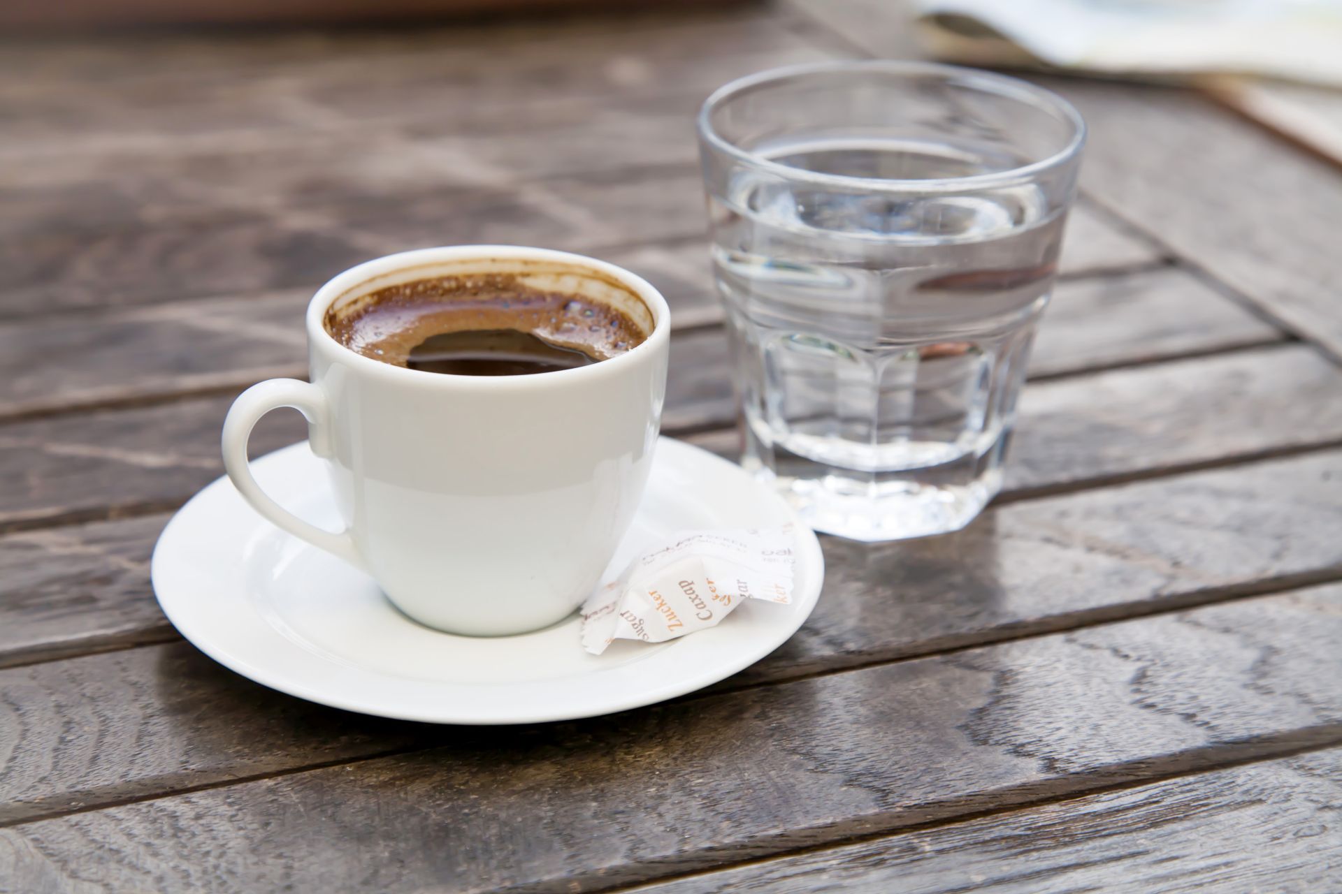 В турции подают кофе с водой. Кофе и вода. Подача эспрессо. Ristretto и стакан воды кофе. Эспрессо кофе.