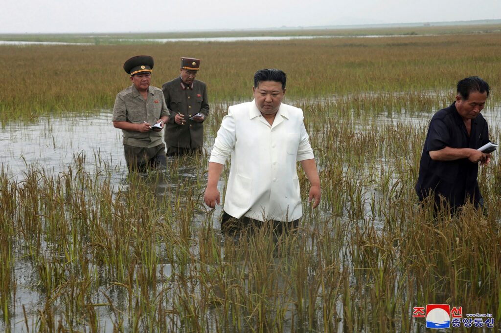Kim Jong Un inspectând regiunea afectată de inundații