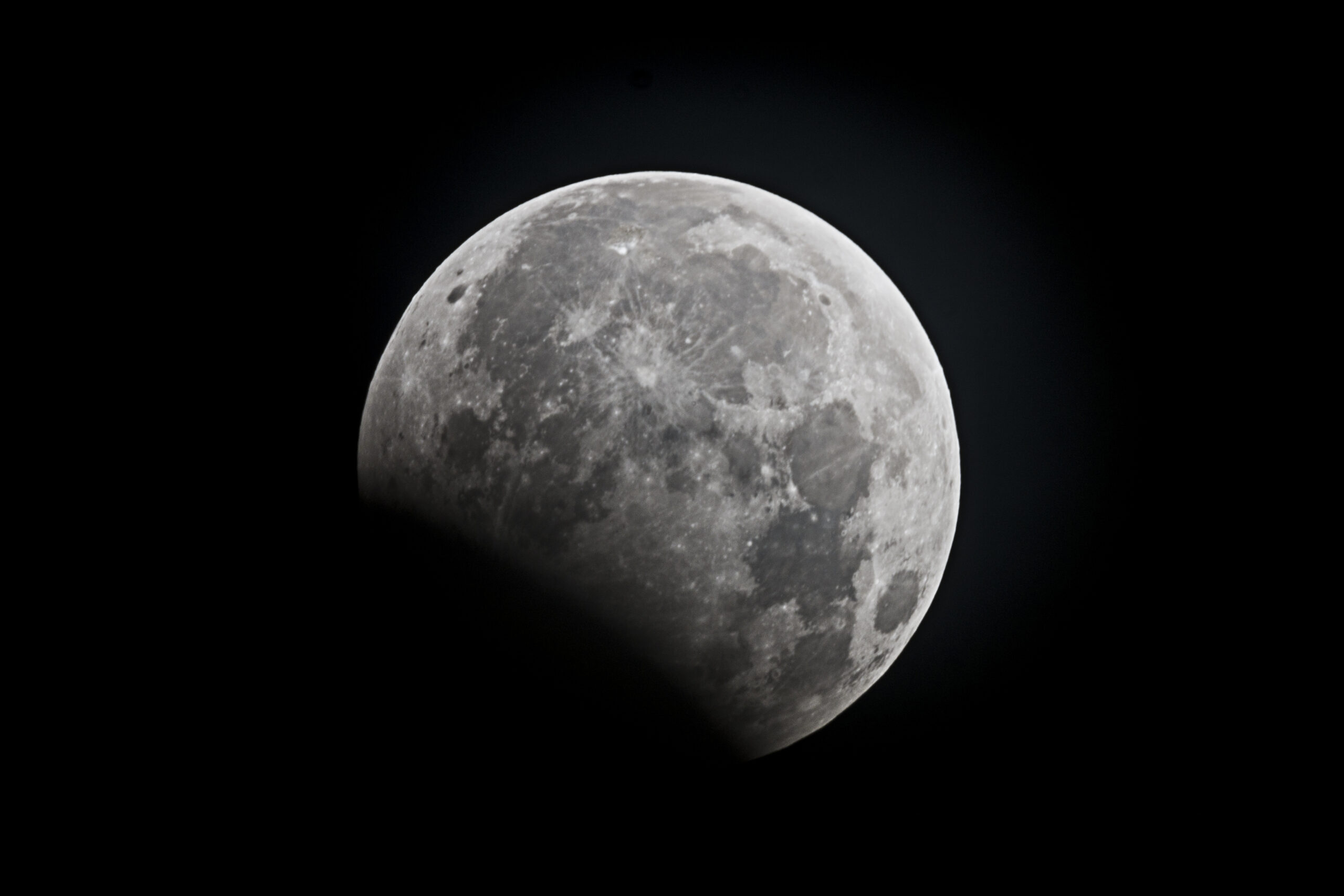 Luna în eclipsă parțială, cer senin peste Bihor Luna în eclipsă parțială, cer senin peste Bihor