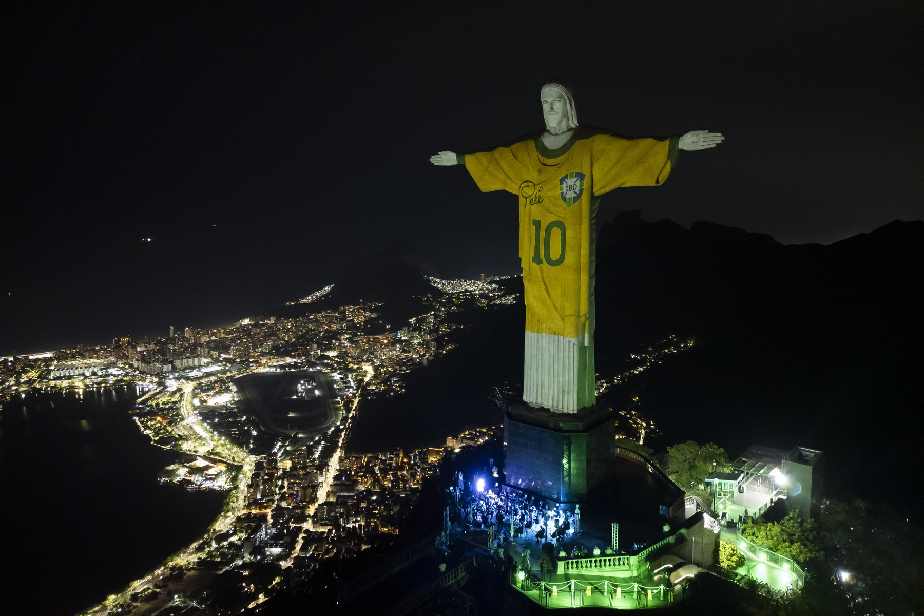 Statuia Hristos Mântuitorul din Rio de Janeiro a fost îmbrăcată cu ...