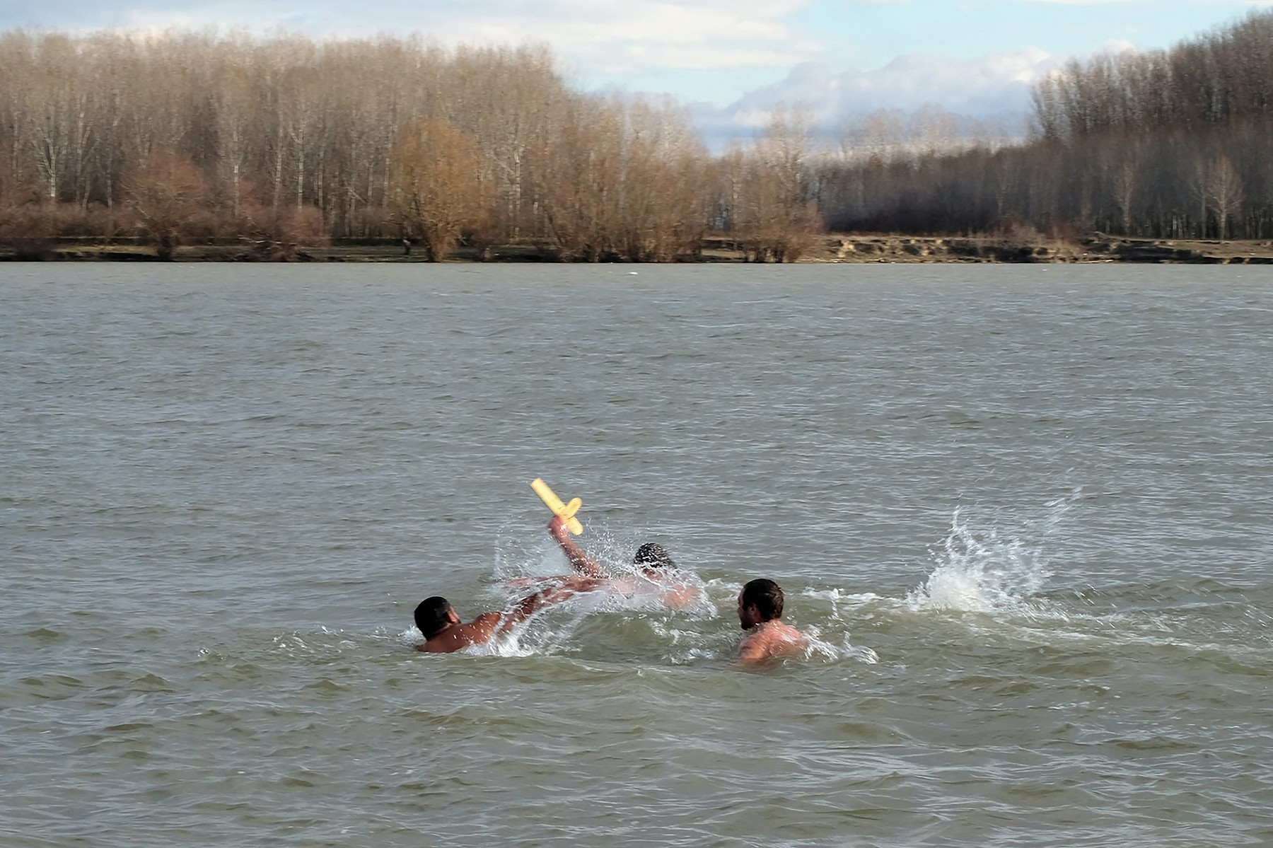 Poza pentru articolul Ce se întâmpla, în trecut, cu tinerii care se aruncau în apă după cruce, de Bobotează. Tradiţii şi superstiţii de BOBOTEAZĂ