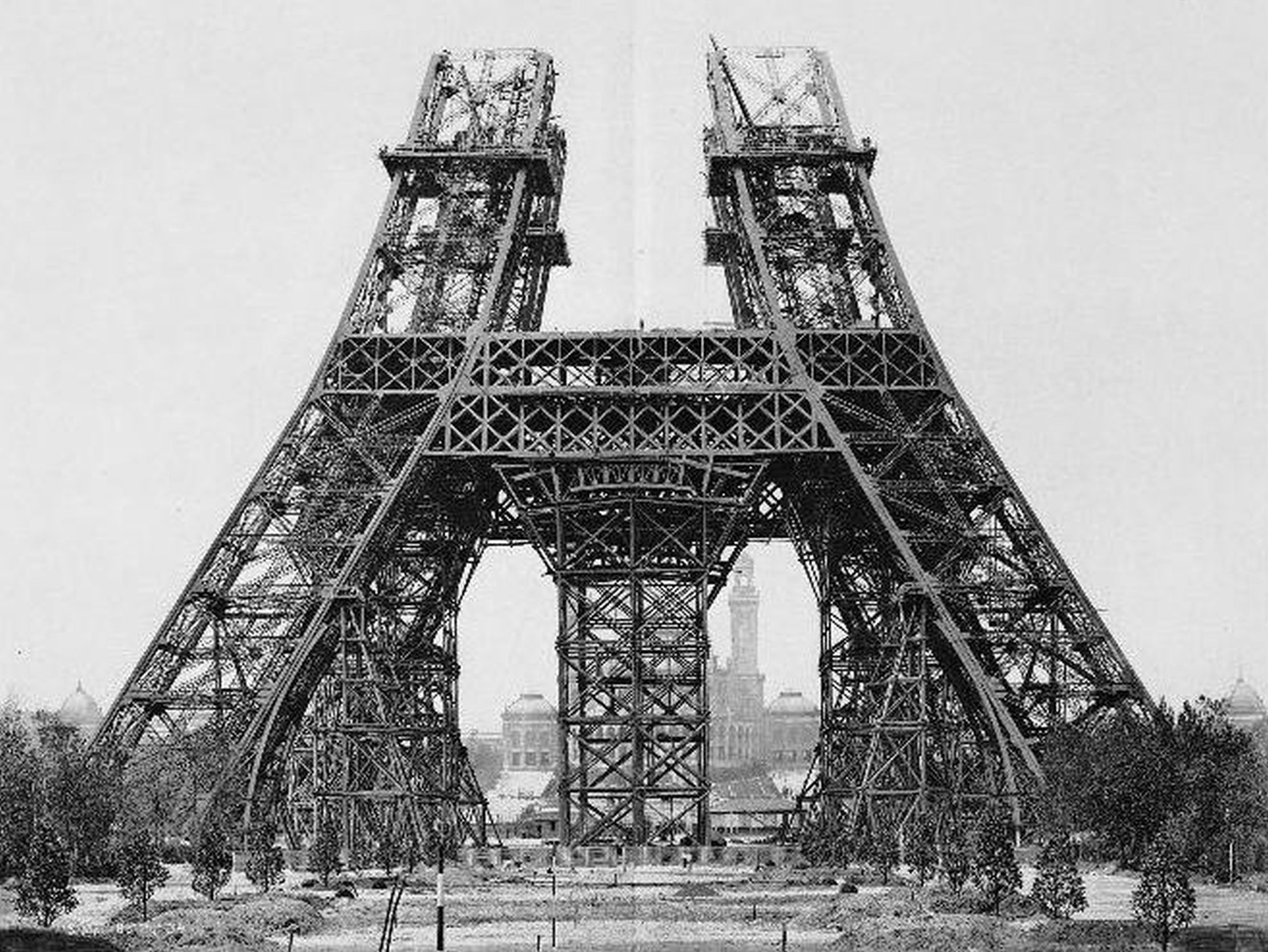 Poza pentru articolul Turnul Eiffel împlineşte astăzi 137 de ani