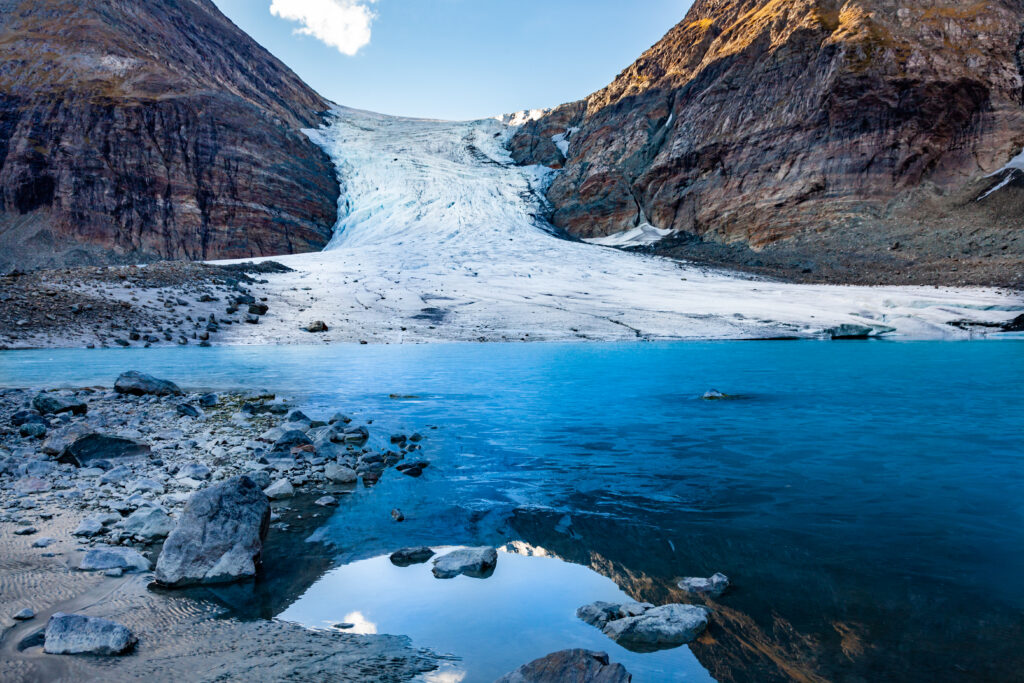 Un ghețar montan impresionant din Tibet a supraviețuit ultimei ere glaciare
