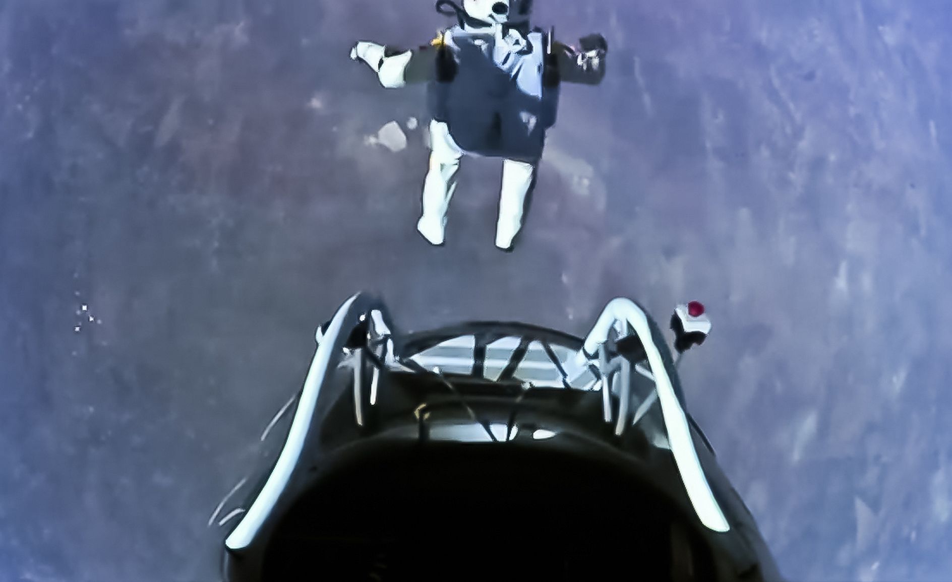 Felix Baumgartner, prima persoană din lume care a depăşit viteza sunetului fără a se afla într-un avion. „Uneori trebuie să te ridici foarte sus pentru a înțelege cât de mic ești cu adevărat”