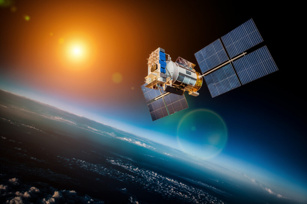 Un satelit cât o valiză ar putea detecta primul semnal cosmic dinaintea apariției stelelor