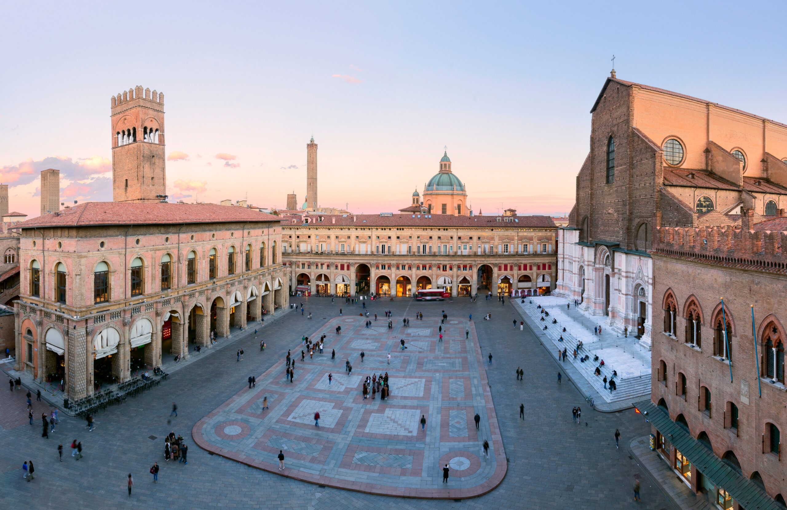 Universitatea din Bologna (1088) &ndash; cea mai veche universitate din Europa &#537;i model al &icirc;nv&#259;&#539;&#259;m&acirc;ntului medieval