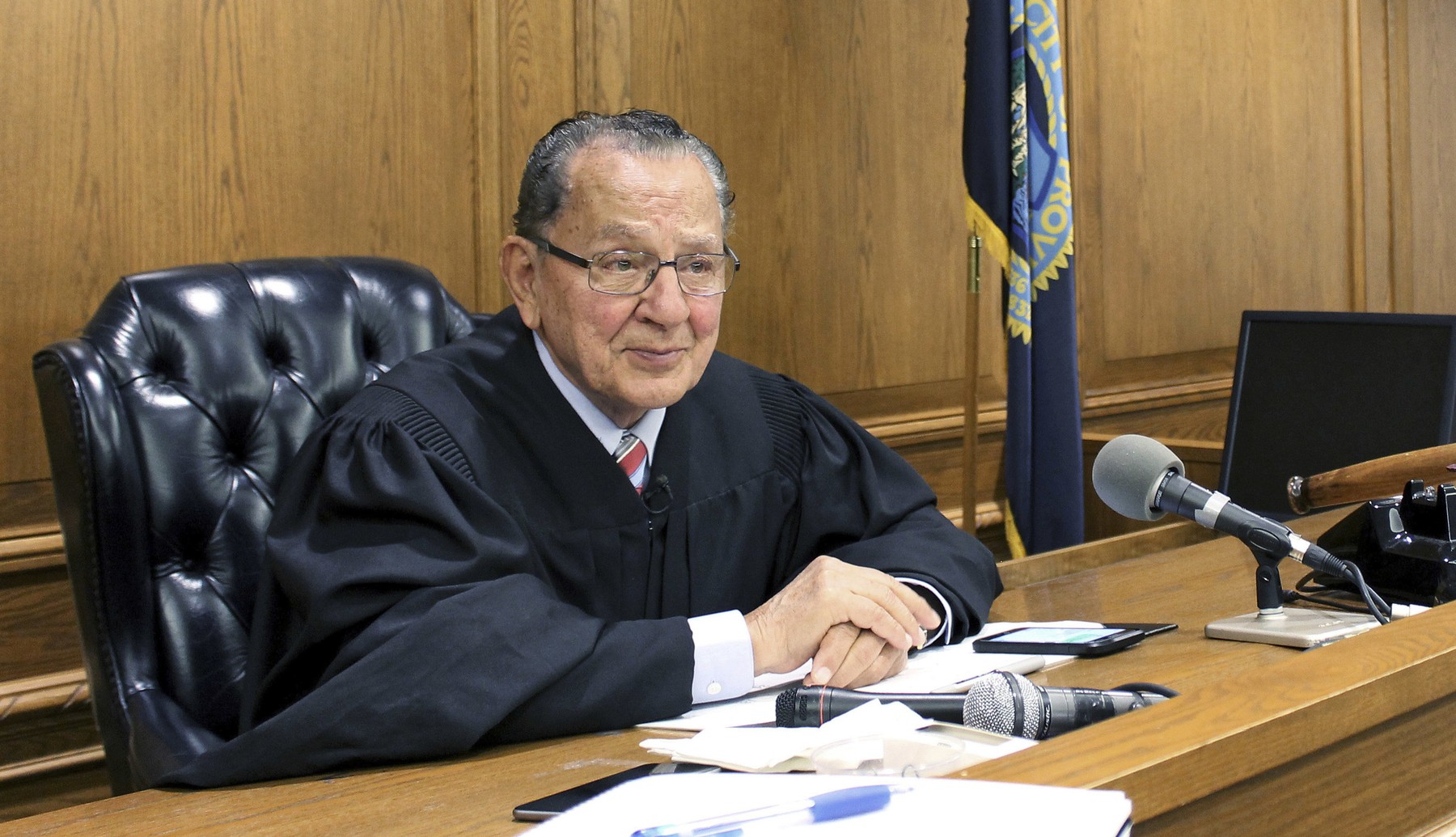 15 fapte despre Frank Caprio, probabil cel mai iubit &#537;i respectat judec&#259;tor din lume. &bdquo;Nu fac nimic diferit fa&#539;&#259; de ceea ce m-au &icirc;nv&#259;&#539;at p&#259;rin&#539;ii mei&rdquo;