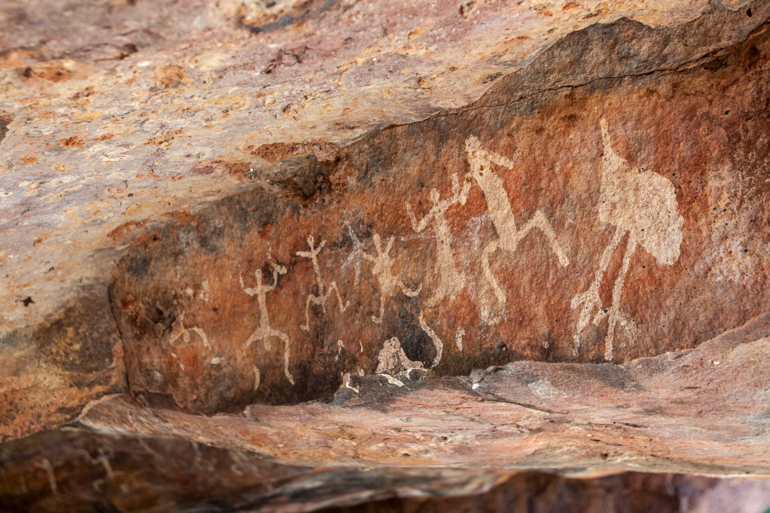 Ian Strange &ndash; picturi de lumin&#259; &icirc;n cl&#259;diri p&#259;r&#259;site. Arta ca interven&#539;ie: proiec&#539;ii spectaculoase &icirc;n spa&#539;ii abandonate