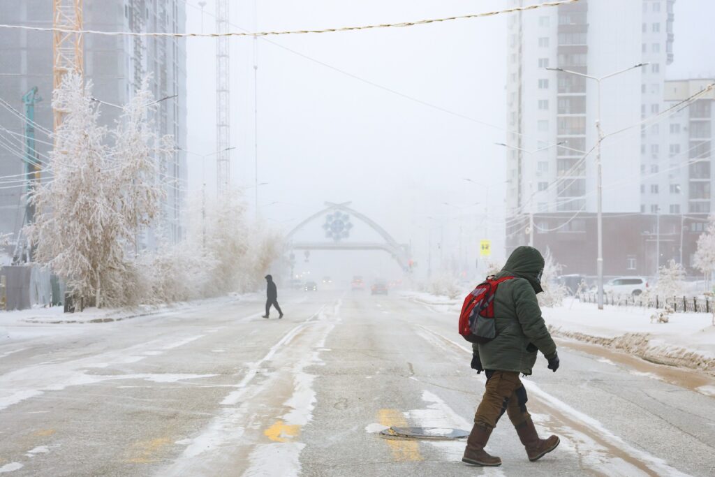 Iakutsk, orașul unde la -45°C îngheață carnea în câteva secunde și infrastructura e proiectată pentru -70°C