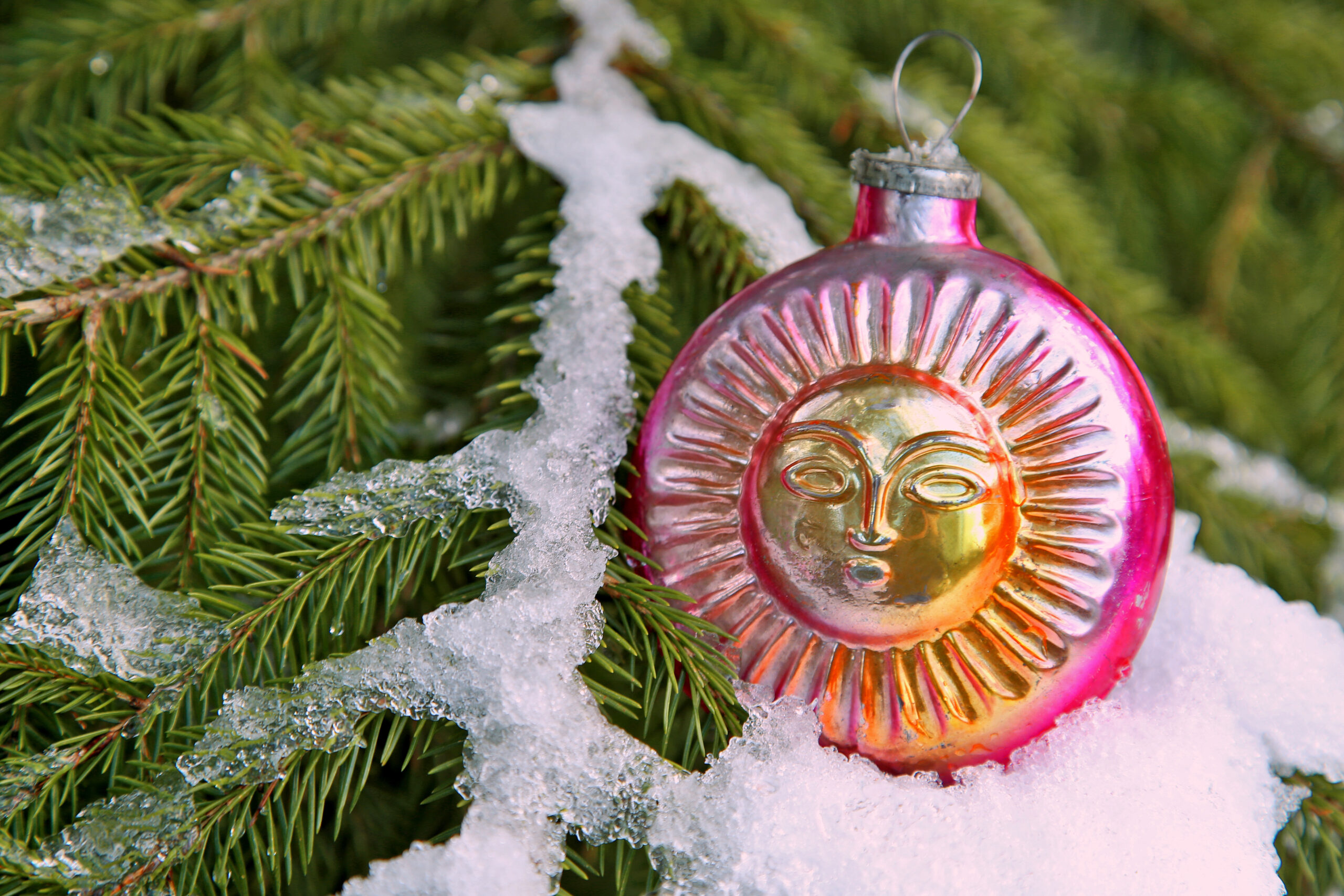 Poza pentru articolul O istorie culturală a Crăciunului, dincolo de mituri și tradiții „eterne”. Cum au apărtul cadourile, luminițele și decorațiunile?