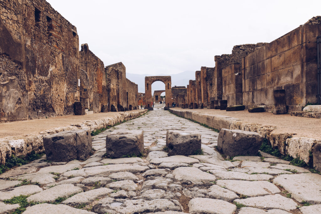 Arheologii au reconstruit un tavan cu fresce din orașul antic Pompeii