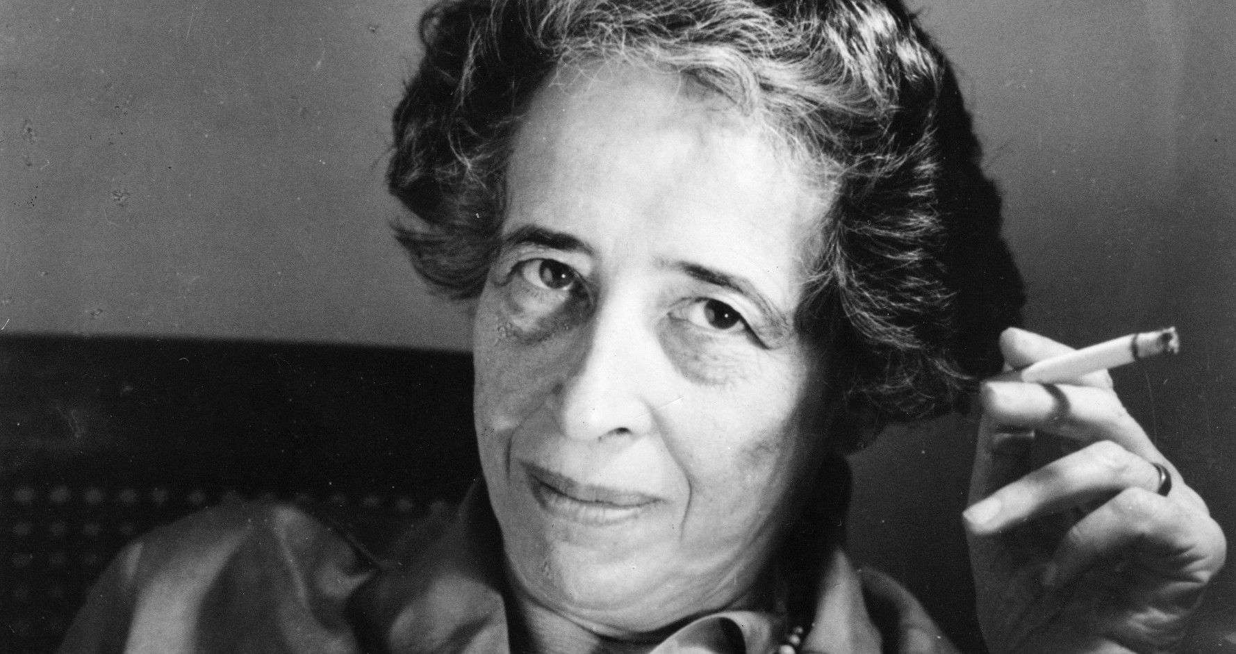 Poza pentru articolul Hannah Arendt și „banalitatea răului”: de ce oamenii obișnuiți pot deveni complici ai nedreptății
