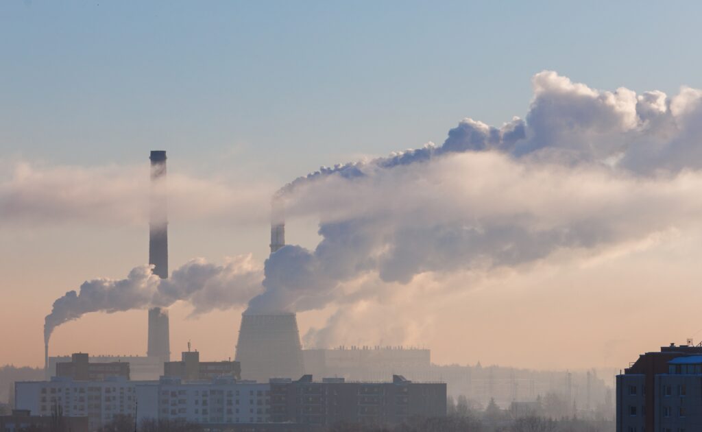 Șeful ONU atacă giganții petrolieri: Au tratat atmosfera „ca pe o groapă de gunoi”