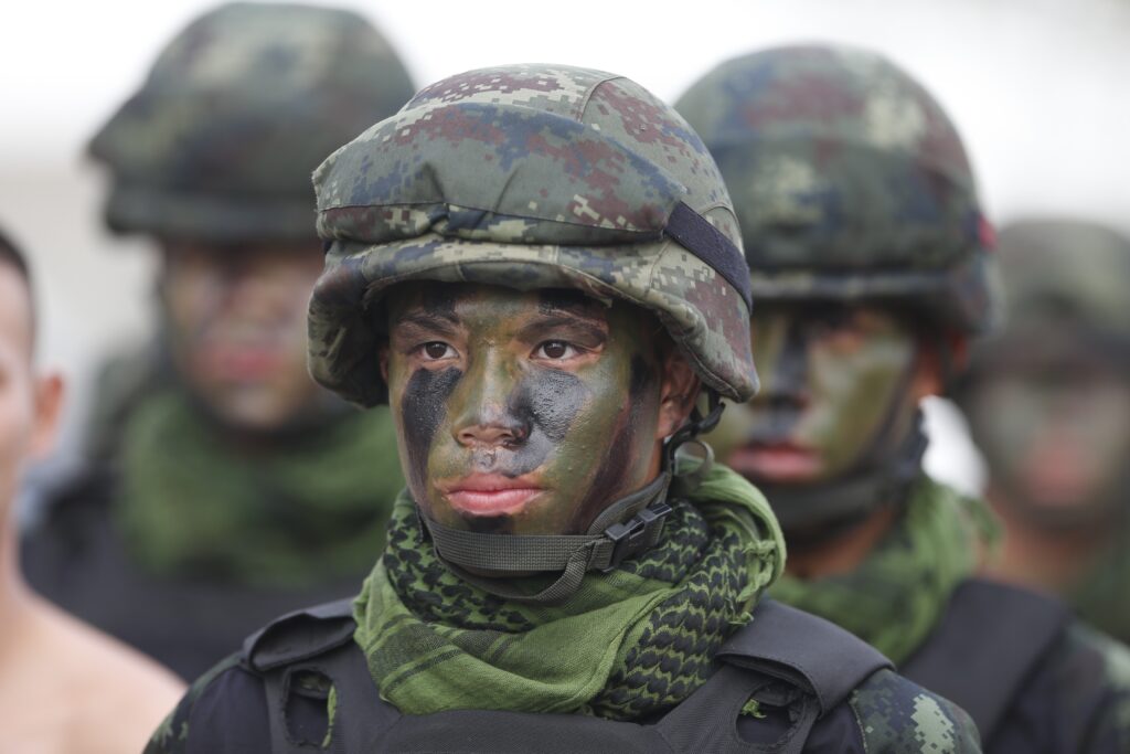 de-ce-tot-mai-mul-i-b-rba-i-se-nroleaz-de-bun-voie-n-armata-thailandei