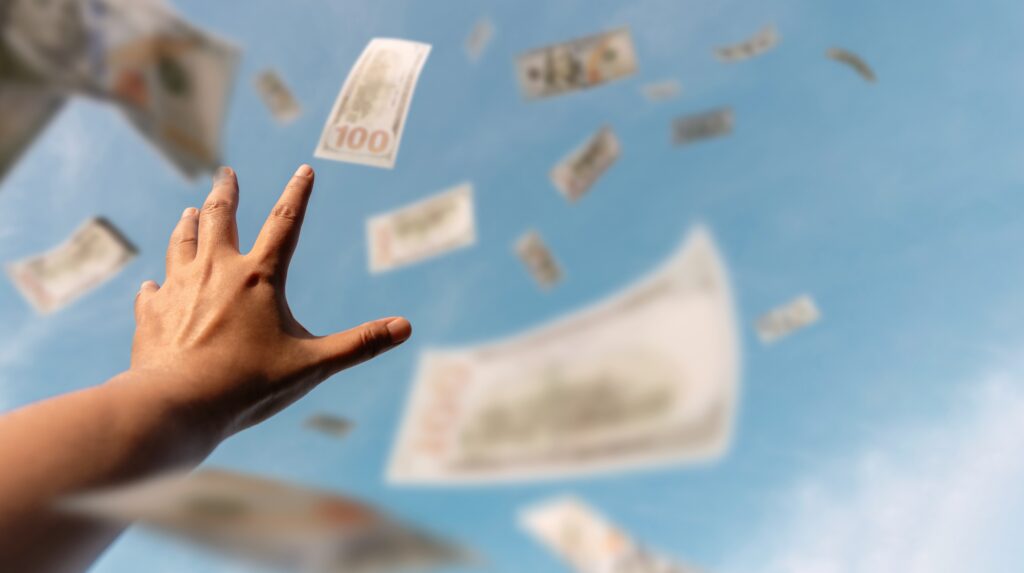 dup-o-ceart-n-familie-o-femeie-a-aruncat-de-la-balcon-160-000-de-dolari