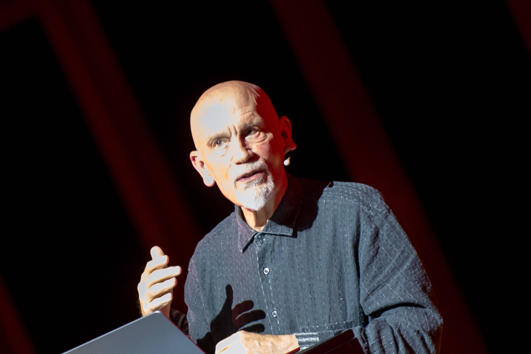 Poza pentru articolul Filmul sigilat într-un seif până în 2115. John Malkovich l-a făcut pentru o generație care încă nu există