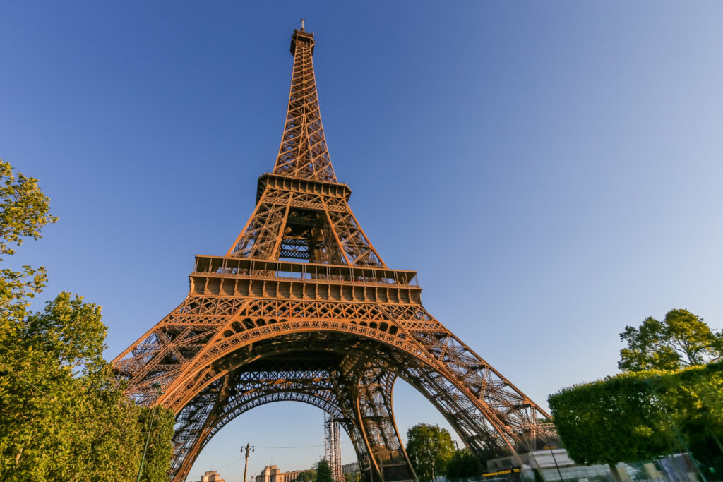 o-bucat-din-scara-turnului-eiffel-v-ndut-la-licita-ie-cu-aproape-jum-tate-de-milion-de-dolari