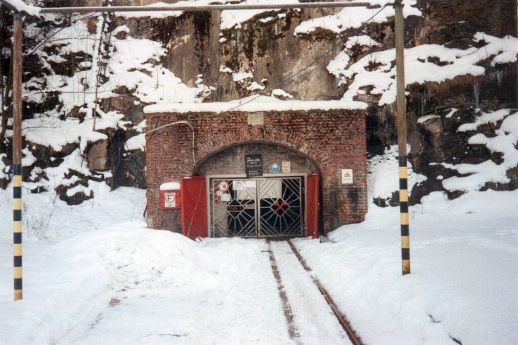 Bacterii care mănâncă uraniu, descoperite în minele care alimentau cândva armele nucleare sovietice
