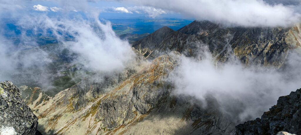 Doi turiști, evacuați cu elicopterul din Munții Tatra după ce un chatbot i-a dus pe un traseu greșit