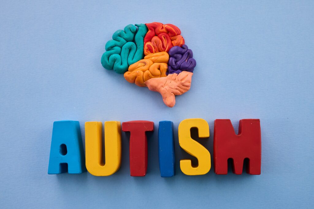 Ce este autismul? Ghidul care explică, pe înțelesul tuturor, una dintre cele mai discutate tulburări de neurodezvoltare