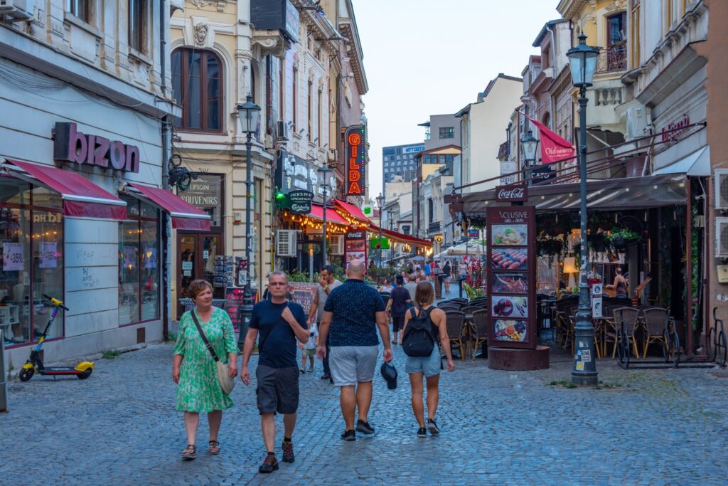 Soții cetățenilor români din străinătate ar putea primi cetățenia fără a locui în România