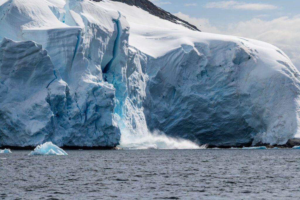 Ceva ciudat se întâmplă cu gheața din Antarctica