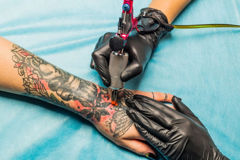 Tușul din tatuaje nu este atât de sigur pe cât se credea, descoperă o analiză îngrijorătoare