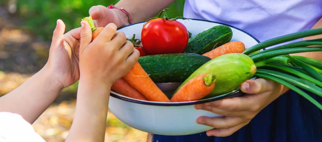 Metodele prin care îi poți convinge pe copii să mănânce mai multe legume