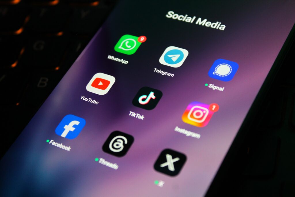 Cum au apărut rețelele sociale? Povestea platformelor care au schimbat modul în care comunicăm